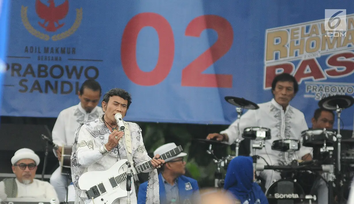 Ketum Partai Idaman, Rhoma Irama saat tampil menghibur pendukung selama kampanye akbar Partai Amanat Nasional (PAN) di Sawangan, Depok, Kamis (27/3). Partai Amanat Nasional mengambil tema Doa dan Dendang Kemenangan.  (Liputan6.com/Herman Zakharia)