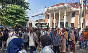 Pendukung Bupati Pati Nonaktif Sudewo Kepung Pengadilan Tipikor Semarang