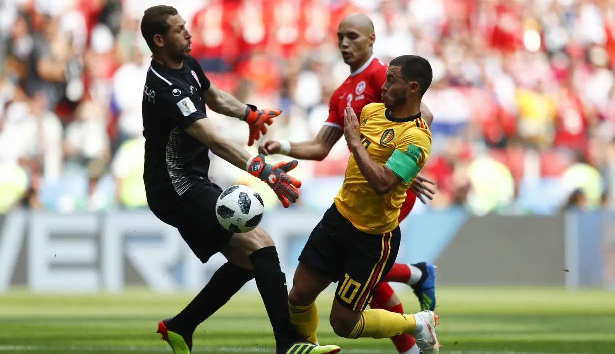 Gelandang Belgia, Eden Hazard, berusaha membobol gawang Tunisia pada laga grup G Piala Dunia di Stadion Spartak, Moskow, Sabtu (23/6/2018). Belgia menang 5-2 atas Tunisia. (AP/Matthias Schrader)