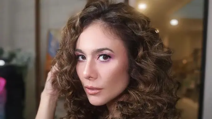 Tampilan Baru Wulan Guritno dengan Rambut Keriting, Bikin Pangling
