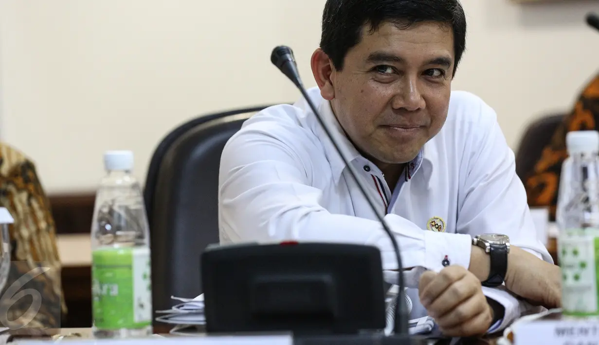 Menpan-RB Yuddy Chrisnadi sebelum mengikuti rapat terbatas di Kantor Kepresidenan, Jakarta, Rabu (16/9/2015). Rapat tersebut membahas Foreign Direct Investment dan Kemudahan berusaha di Indonesia. (Liputan6.com/Faizal Fanani)