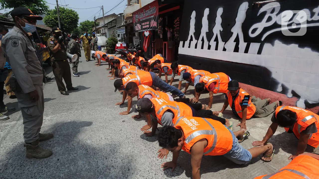 FOTO: Pelanggar PSBB Tangerang Selatan Dihukum Push-up