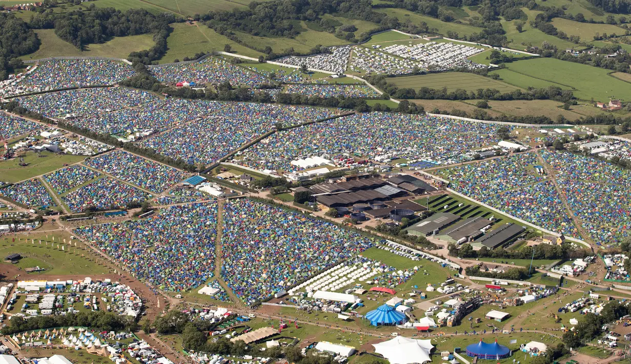 Pemandangan udara menunjukkan deretan tenda di lokasi kemah Festival Glastonbury, Worthy Farm, Somerset, Inggris, Kamis (27/6/2019). Festival Glastonbury akan berlangsung pada tanggal 26-30 Juni 2019. (Aaron Chown / PA Wire (/ PA via AP)