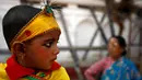 Seorang bocah berhias ala Dewa Krishna di perayaan Gaijatra Festival atau Festival Sapi di Kathmandu, Nepal, Jumat (19/8). Festival ini digelar untuk meminta keselamatan dan kedamaian. (REUTERS/ Navesh Chitrakar)