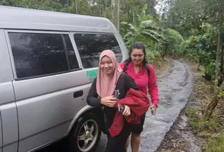 Bidan Liya dan Bidan Cindy nekat jalan kaki menerobos bencana longsor untuk bantu ibu melahirkan. (arief pramono)