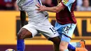 Pemain Chelsea, Victor Moses berebut bola dengan pemain Burnley, Stephen Ward dalam lanjutan Premier League di Turf Moor, Jumat (20/4). Gol bunuh diri Kevin Long dan tembakan Victor Moses memenangkan Chelsea dengan skor 2-1. (Anthony Devlin/PA via AP)