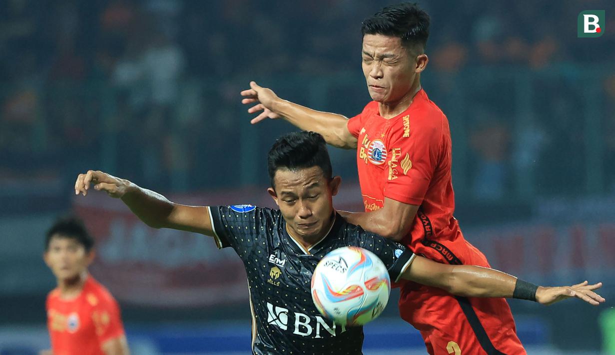 <p>Pemain Persija Jakarta, Rio Fahmi (atas) berduel udara dengan pemain Bhayangkara Presisi, Sani Rizki pada laga pekan ketiga BRI Liga 1 2023/2024 di Stadion Patriot Candrabhaga, Bekasi, Minggu (16/7/2023). Persija menang dengan skor 4-1. (Bola.com/M Iqbal Ichsan)</p>