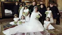 Dalam foto yang dirilis Istana Kensington pada 21 Mei 2018, menunjukkan foto pernikahan Pangeran Harry dan Meghan Markle di Windsor Castle, Inggris. Harry dan Meghan berpose bersama flower boy dan flower girl. (Alexi Lubomirski/Kensington Palace via AP)