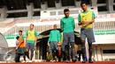 Sejumlah pemain bersiap mengikuti seleksi timnas Indonesia di Stadion Pakansari, Bogor, Selasa (9/8). Pasca pencabutan SK Pembekuan PSSI, skuat Garuda kembali merajut asa prestasi internasional (Liputan6.com/Helmi Fithriansyah)