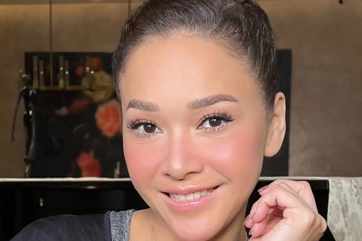 Gaya Makeup Natural Maia Estianty yang Menawan, Sentuhan Manis dari Nuansa Nude Pink