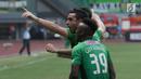 Bek Bhayangkara FC, Otavio Dutra bersama Guy Junior Nke merayakan golnya ke gawang Sriwijaya FC pada lanjutan Liga 1 Indonesia di Stadion Patriot Candrabhaga, Bekasi, Minggu (20/8). Bhayangkara FC menang 2-1. (Liputan6.com/Helmi Fithriansyah)