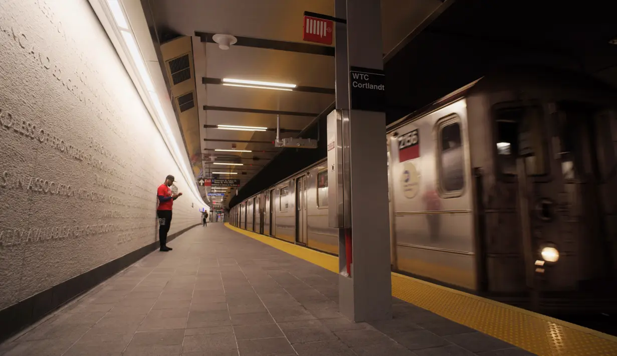 Sebuah kereta bawah tanah melintasi subway Cortlandt Street station yang baru dibuka lagi di New York, Sabtu (8/9). Stasiun ini hancur lebur karena berada tepat di bawah gedung WTC, tempat insiden 9/11 terjadi. (AP Photo/Patrick Sison)