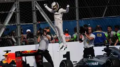 Pebalap Mercedes, Lewis Hamilton, memenangi balapan F1 GP Meksiko di Sirkuit Autodromo Hermanos Rodriguez, Senin (31/10/2016) dini hari WIB. (AFP/Pedro Pardo)