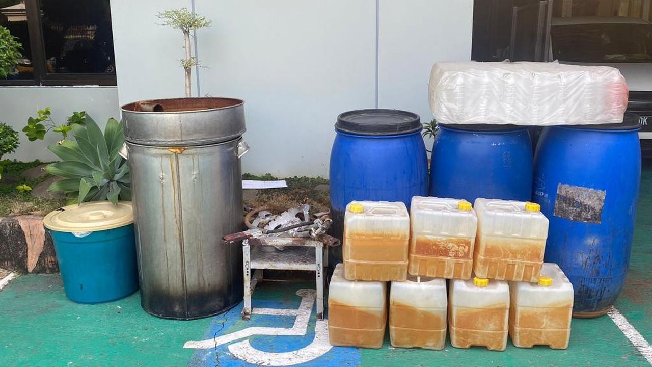 Barang bukti sitaan polisi usai menggerebek tempat penyulingan minuman keras (miras) jenis Ciu di Jalan Budimulia, Pademangan, Jakarta Utara, Jumat (24/3/2023)