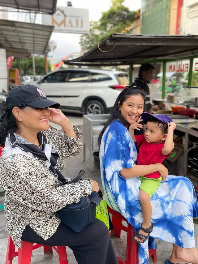 6 Potret Olivia Zalianty Pakai Daster Makan di Pinggir Jalan, Ajak Ibu dan Anak