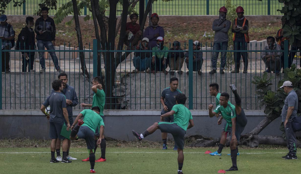 Para pemain Timnas Indonesia melakukan pemanasan saat latihan di Lapangan ABC Senayan, Jakarta, Jumat (12/1/2018). Latihan ini merupakan persiapan jelang laga melawan Islandia. (Bola.com/Vitalis Yogi Trisna)