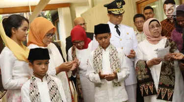 Gubernur DKI terpilih, Anies Baswedan melakukan doa bersama keluarga sebelum menuju Masjid Sunda Kelapa dari rumahnya di Lebak Bulus, Jakarta, Senin (16/10). Anies ke Sunda Kelapa untuk menemui wakilnya, Sandiaga Uno. (Liputan6.com/Immanuel Antonius)