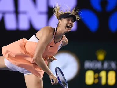 Petenis Russia, Maria Sharapova  melakukan servis saat melawan petenis AS Lauren Davis pada hari ke-5 turnamen tenis Australian Open 2016  di Melbourne, Jumat (22/1/2016).  (AFP/Greg Wood)