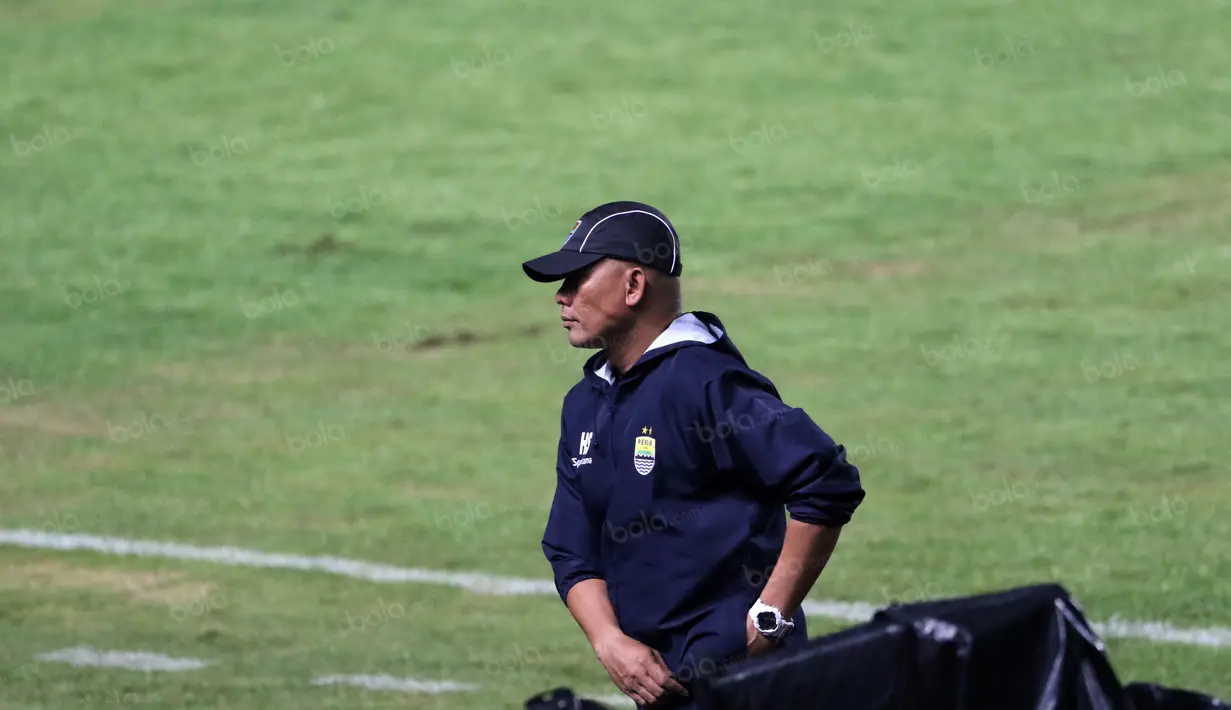Herrie Setiawan didapuk sebagai pelatih sementara Persib Bandung menggantikan Dejan Antonic pada laga Persib Bandung vs Mitra Kukar di ajang Torabika SC 2016. Persib Bandung Menang 2-1. (Bola.com/Nicklas Hanoatubun)