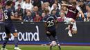 Pemain Manchester City Fernandinho (tengah) menjegal pemain West Ham United Pablo Fornals (kanan) pada pertandingan sepak bola Liga Inggris di London Stadium, London, Inggris, 15 Mei 2022. Pertandingan berakhir imbang 2-2. (AP Photo/Kirsty Wigglesworth)
