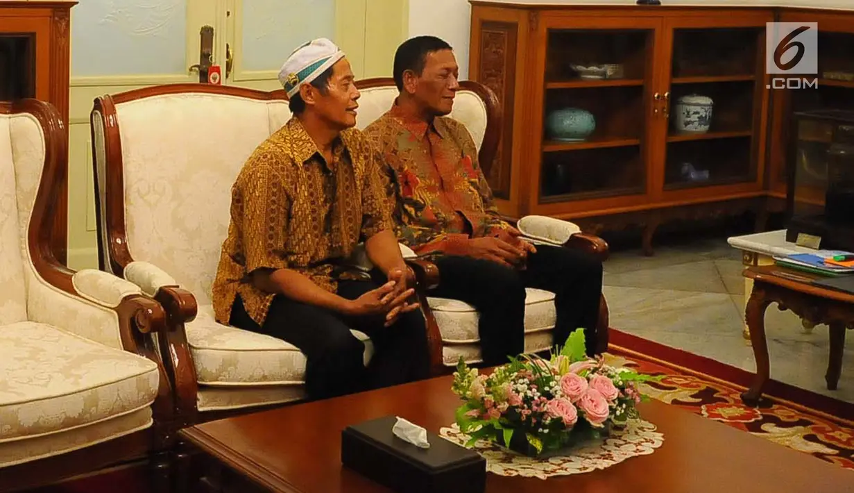 Dua pedagang yang tokonya dijarah perusuh aksi 22 Mei diundang oleh Presiden Joko Widodo (Jokowi) di Istana Merdeka, Jakarta, Jumat (24/5/2019). Pedagang Abdul dan Ismail ini mengalami kerugian setelah warung kopinya di Jl H Agus Salim dan di KH Wahid Hasyim dijarah massa (Liputan6.com/Angga Yuniar)
