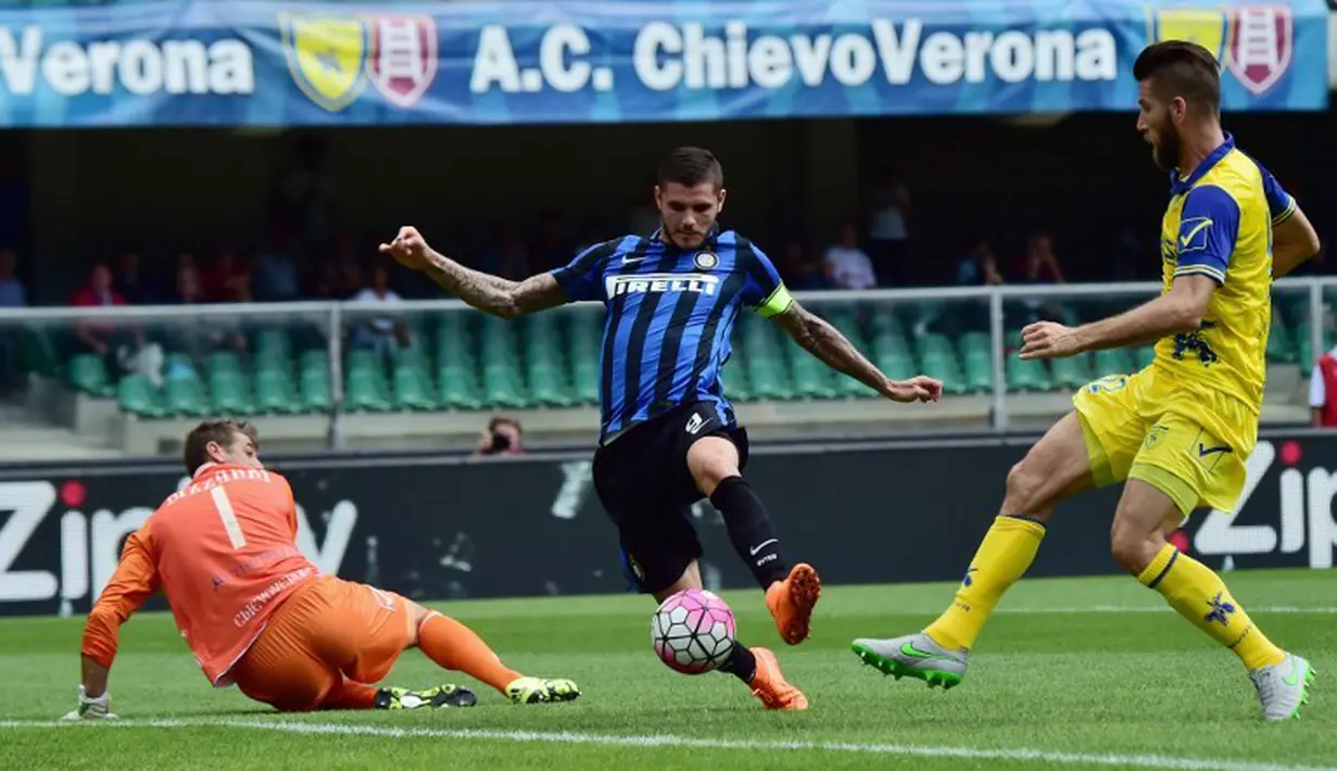 Kapten Inter Milan, Mauro Icardi (tengah) mencetak gol ke gawang Chievo Verona dalam lanjutan Serie A Italia di Stadion Marc Antonio Bentegodi, Verona, Minggu (20/9/2015). (AFP Photo/Giuseppe Cacace)