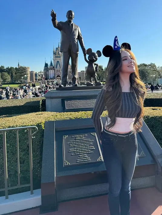 Agatha Chelsea juga menikmati liburan di Jepang, saat berkunjung ke Disneyland ia mengenakan atasan lengan panjang ketat warna abu-abu dan putih dipadukan celana denim dan belt rantainya. Menggemaskan dengan topi Minnie Mousenya. [@agatha_chelsea]