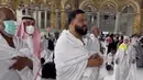 Selain itu, DJ Khaled juga sempat membagikan video yang memperlihatkan dirinya dan Mike Tyson sedang mengelilingi Ka'bah. "Saat aku berjalan di Makkah, air mata berlinang. Air mata kebahagiaan, seumur hidupku aku ingin pergi ke Makkah, berdoa dan bersyuku kepada Allah," tulis pemilik nama Khaled Mohamed Khaled dalam unggahan video. (Liputan6.com/IG/@djkhaled)