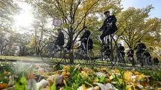 Para penggemar sepeda yang mengenakan pakaian bersejarah mengendarai sepeda yang mereka sebut penny-farthing, atau yang juga dikenal sebagai high wheel, dalam kompetisi tradisional 'One Mile Race' di Taman Letna, Praha, Republik Ceko, pada 1 November 2025. Mengenakan kostum bersejarah, penggemar sepeda model kuno yang disebut 'penny-farthings' berkumpul di Taman Letna, Praha, Republik Ceko, pada 1 November 2025. (Michal Cizek/AFP)