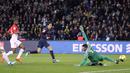 Proses terjadinya gol yang dicetak gelandang PSG, Angel Di Maria, ke gawang AS Monaco pada laga Ligue 1 di Stadion Parc des Princes, Prancis, Minggu (15/4/2018). PSG menang 7-1 atas Monaco. (AFP/Thomas Samson)