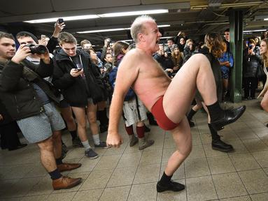 Berita No Pants Subway Ride Hari Ini Kabar Terbaru Terkini Liputan6 Com One participant entered the train pantless for 7 consecutive stops. berita no pants subway ride hari ini