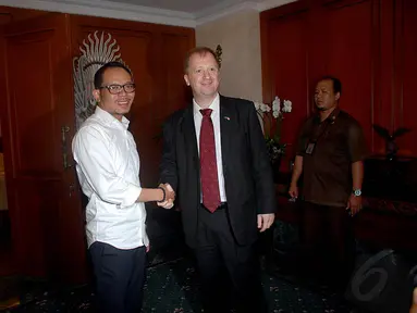 Menaker Hanif Dhakiri saat menerima kunjungan Direktur ILO untuk Indonesia, Jakarta, Senin (17/11/2014). (Liputan6.com/Johan Tallo)