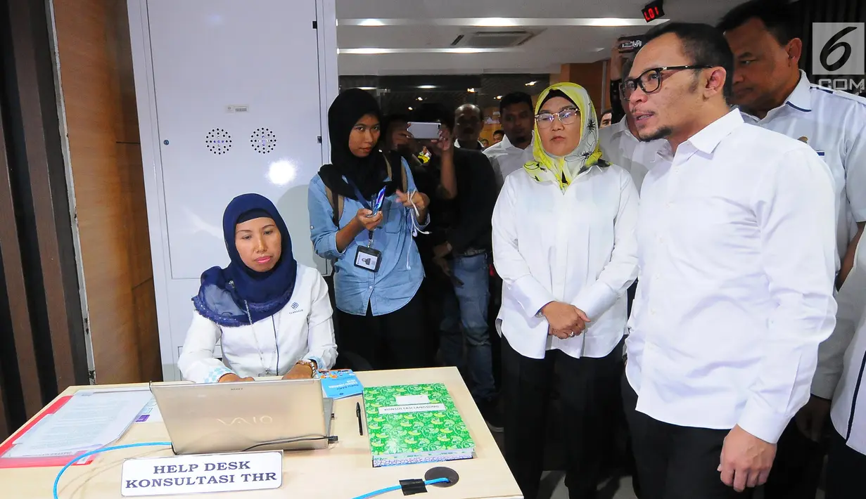 Menaker Hanif Dhakiri meninjau layanan saat pembukaan posko pengaduan tunjangan hari raya (THR) di Kementerian Ketenagakerjaan, Jakarta, Senin (20/5/2019). Posko yang dibuka hingga 10 Juni 2019 ini untuk menampung laporan bagi masyarakat yang memiliki masalah terkait THR. (Liputan6.com/Angga Yuniar)
