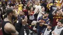 Bintang Cleveland Cavaliers, LeBron James memberikan tepukan tangan untuk fans usai laga melawan Toronto Raptors pada gim keempat semifinal Wilayah Timur NBA playoff di Quicken Loans Arena, Cleveland, (7/5/2018). (AP/Tony Dejak)