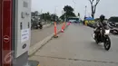 Pengedara motor melintasi Gate parkir akses masuk RPTRA/RTH Kalijodo, Jakarta, Rabu (3/5). Menurut Kepala UP Perparkiran Provinsi DKI Jakarta, gate yang terpasang itu berfungsi dengan baik. (Liputan6.com/Yoppy Renato)