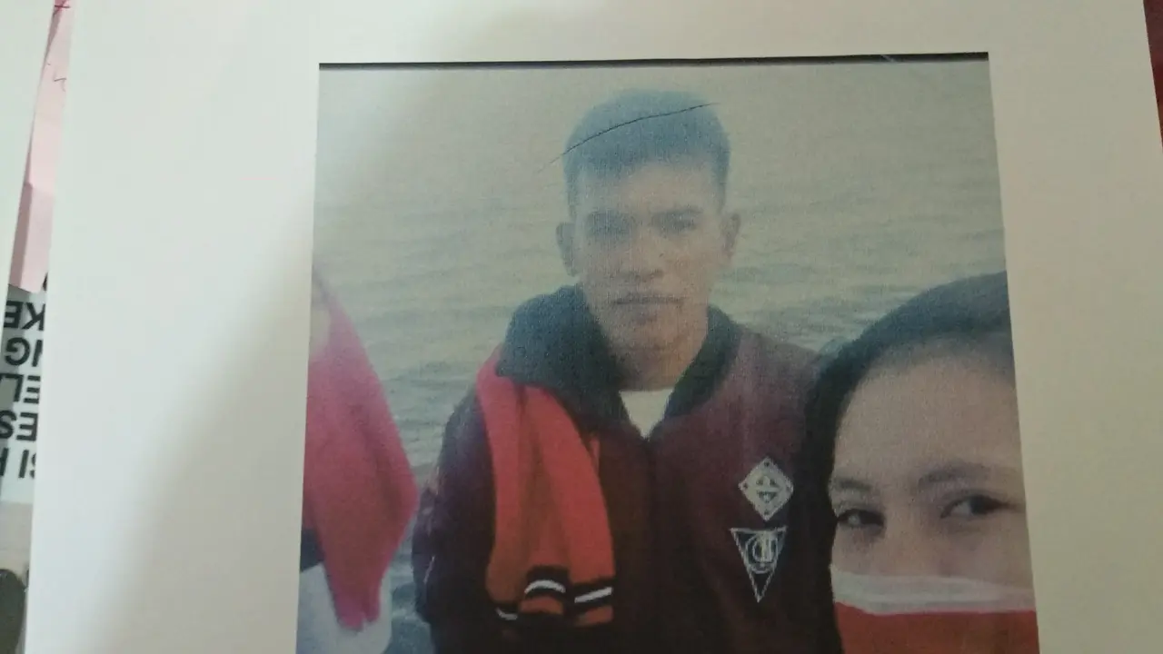 Ruslan (tengah), calon pengantin korban kapal terbakar di Perairan Konawe, Jumat (16/8/2019).(Liputan6.com/Ahmad Akbar Fua)