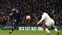 Momen gelandang MU Bruno Fernandes melepas tendangan ke gawang Arsenal ketika kedua tim bertemu di ajang Piala FA.  (Ian Kington / IKIMAGES / AFP)