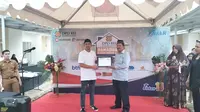 Penyerahan hadiah rumah kepada Halik Daeng Lewa (Liputan6.com/Fauzan)