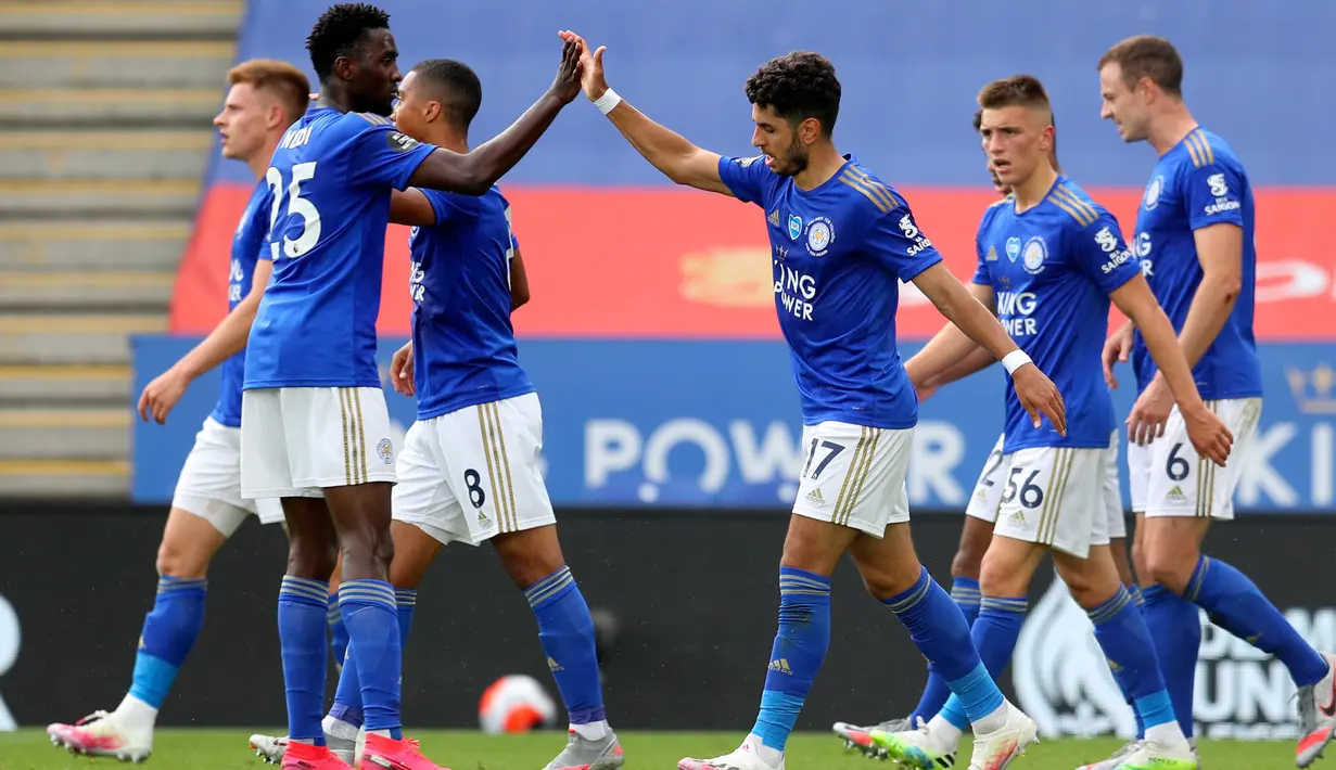 Penyerang Leicester City, Ayoze Perez (tengah kanan) bersama rekan setimnya merayakan gol ke gawang Sheffield United dalam lanjutan Liga Inggris pekan ke-36 di Stadion King Power, Kamis (16/7/2020). Leicester City sukses menggulung tamunya, Sheffield United dengan skor 2-0. (Cath Ivill/Pool via AP)