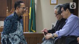 Terdakwa dugaan korupsi pengadaan alat kesehatan di Pemprov Banten dan Pemkot Tangsel serta Tindak Pidana Pencucian Uang, Tubagus Chaeri Wardana (kiri) bersama penasehat hukumnya usai menjalani sidang, Pengadilan Tipikor Jakarta, Kamis (12/12/2019). Sidang ditunda. (Liputan6.com/Helmi Fithriansyah)