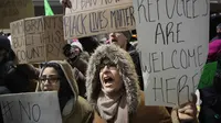 Pengunjuk rasa menolak perintah eksekutif Donald Trump di Bandara O'hare, Chicago (SCOTT OLSON/AFP)