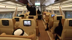 Para penumpang menaiki kereta api kecepatan tinggi Haramain yang resmi beroperasi di stasiun kereta Makkah, Kamis (11/10). Dengan kereta ini dari Mekah ke Madinah yang berjarak sekitar 450 km bisa ditempuh sekitar 1,5 jam saja. (BANDAR ALDANDANI/AFP)