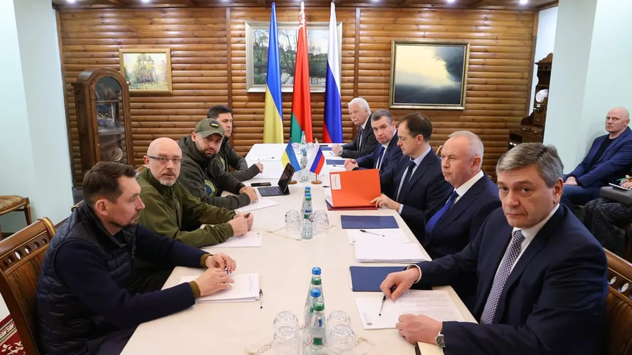 Suasana putaran ketiga negosiasi damai antara delegasi Rusia dan Ukraina di Belovezhskaya Pushcha.