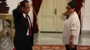 Mensesneg Pratikno dan Menlu RI Retno Marsudi berbincang saat menunggu kedatangan Menlu Australia Julie Bishop di Istana Merdeka, Jakarta, Rabu (26/10). Menlu Australia akan melakukan pertemuan tertutup dengan Presiden Jokowi. (Liputan6.com/Faizal Fanani)