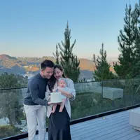 Jessica Mila mengunggah momen di mana ia memberikan kejutan ulang tahun sederhana untuk sang suami ketika mereka berada di Amerika. [Foto: Instagram/jscmila]