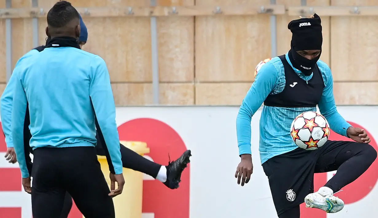 Gelandang Villarreal Samuel Chukwueze menggiring bola selama sesi latihan sebelum leg kedua babak perempat final Liga Champions 2021/22 di Ciudad deportiva Villarreal di Vila-Real, Senin (11/4/2022). Villarreal akan kembali bertemu Bayern Munchen pada Rabu 13 April 2022. (JOSE JORDAN/AFP)