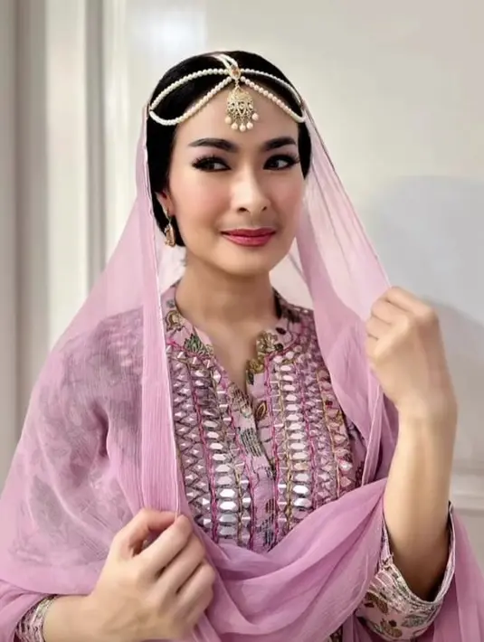 <p>Iis Dahlia juga datang di pesta ulang tahun Azizah Salsha. Ia tampil dengan baju ala perempuan India. [Foto: instagram.com/azizahsalsha_]</p>