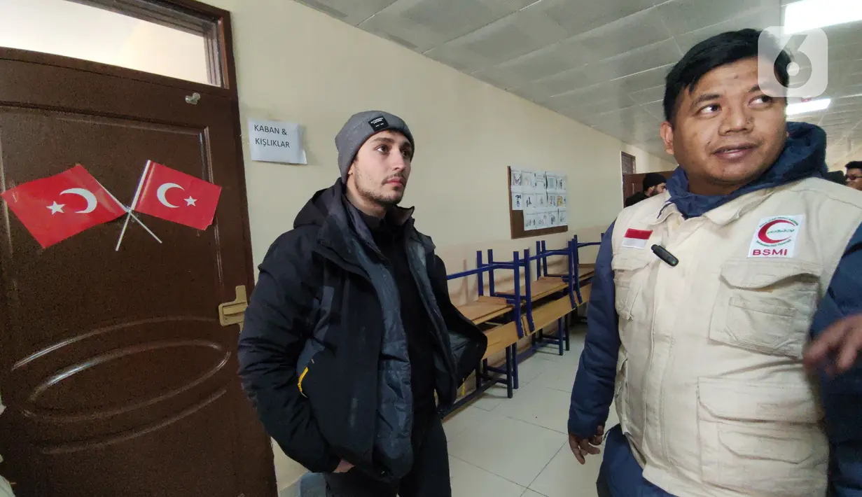 Anggota Lembaga kemanusiaan Bulan Sabit Merah Indonesia atau BSMI saat menyalurkan bantuan logistik di Kota Antakya, Provinsi Hatay, Turki (19/2/2023). Penyaluran bantuan bekerjasama dengan mitra lokal IHH, lembaga kemanusiaan non-pemerintah terbesar di Turki di Antakya. Saat liputan6.com mengunjungi gudang logistik sementara IHH di Desa Kisecik, Kota Antakya, Provinsi Hatay, atau tepatnya di sebuah sekolah dasar setempat, terlihat tumpukan bantuan logistik yang siap dikirimkan IHH ke para penyintas gempa Turki. (Liputan6.com/Andry Haryanto)