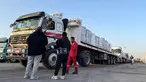 Truk-truk yang mengangkut bantuan kemanusiaan menunggu untuk memasuki perbatasan Rafah di sisi Mesir dengan Jalur Gaza pada 19 Maret 2026. Untuk pertama kalinya sejak Israel dan Amerika Serikat melancarkan serangan terhadap Iran, perbatasan Rafah antara Gaza dan Mesir dibuka kembali. (Amr ADEL/AFP)