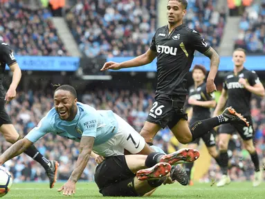 Pemain Manchester City, Raheem Sterling (kiri) jatuh saat berebut bola dengan pemain Swansea City, Federico Fernandez pada lanjutan Premier League di Etihad Stadium, Manchester, (22/4/2018). Manchester City menang 5-1. (AFP/Paul Ellis)